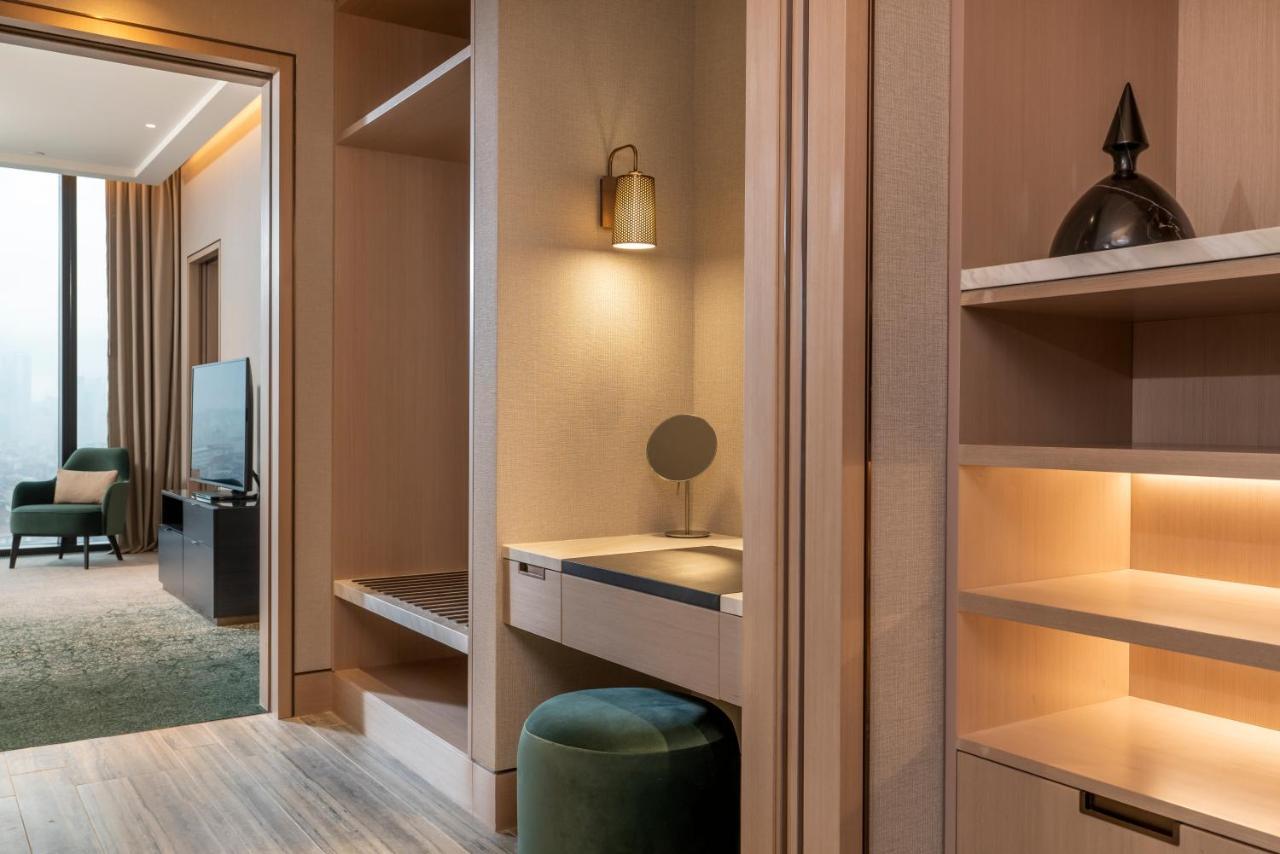 Address Istanbul Hotel Luaran gambar A dressing table in a hotel room