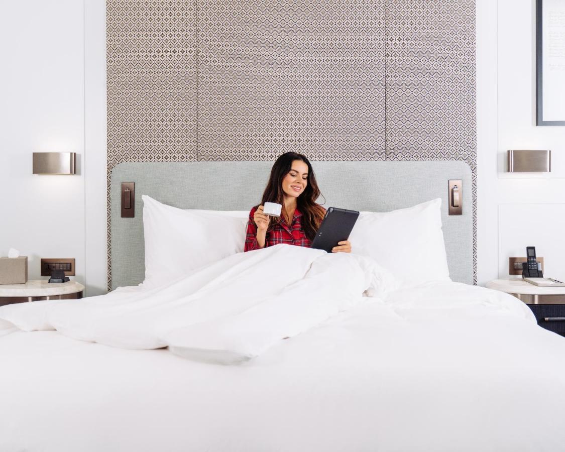 Address Istanbul Hotel Luaran gambar A guest in a bedroom at the Hilton London Paddington