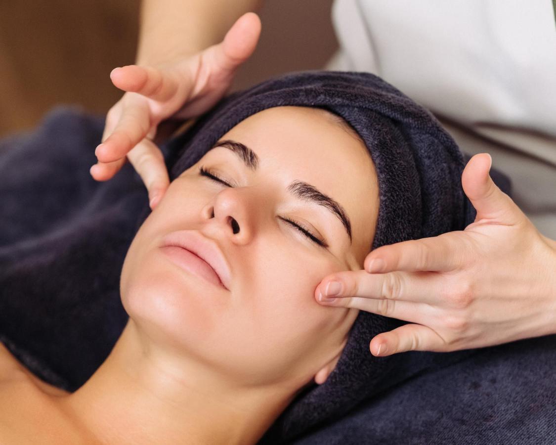 Address Istanbul Hotel Luaran gambar A woman receiving a facial massage