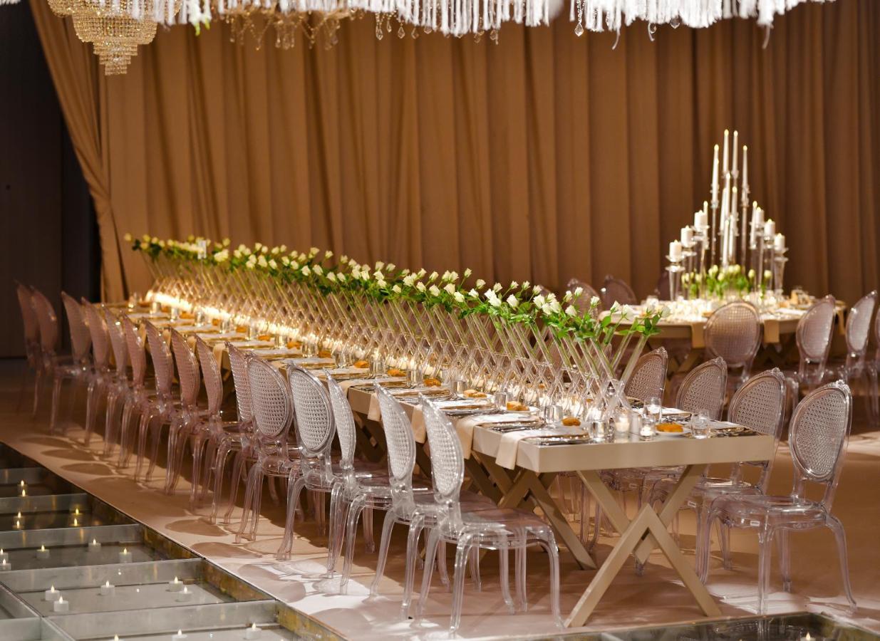 Address Istanbul Hotel Luaran gambar A long table with chairs