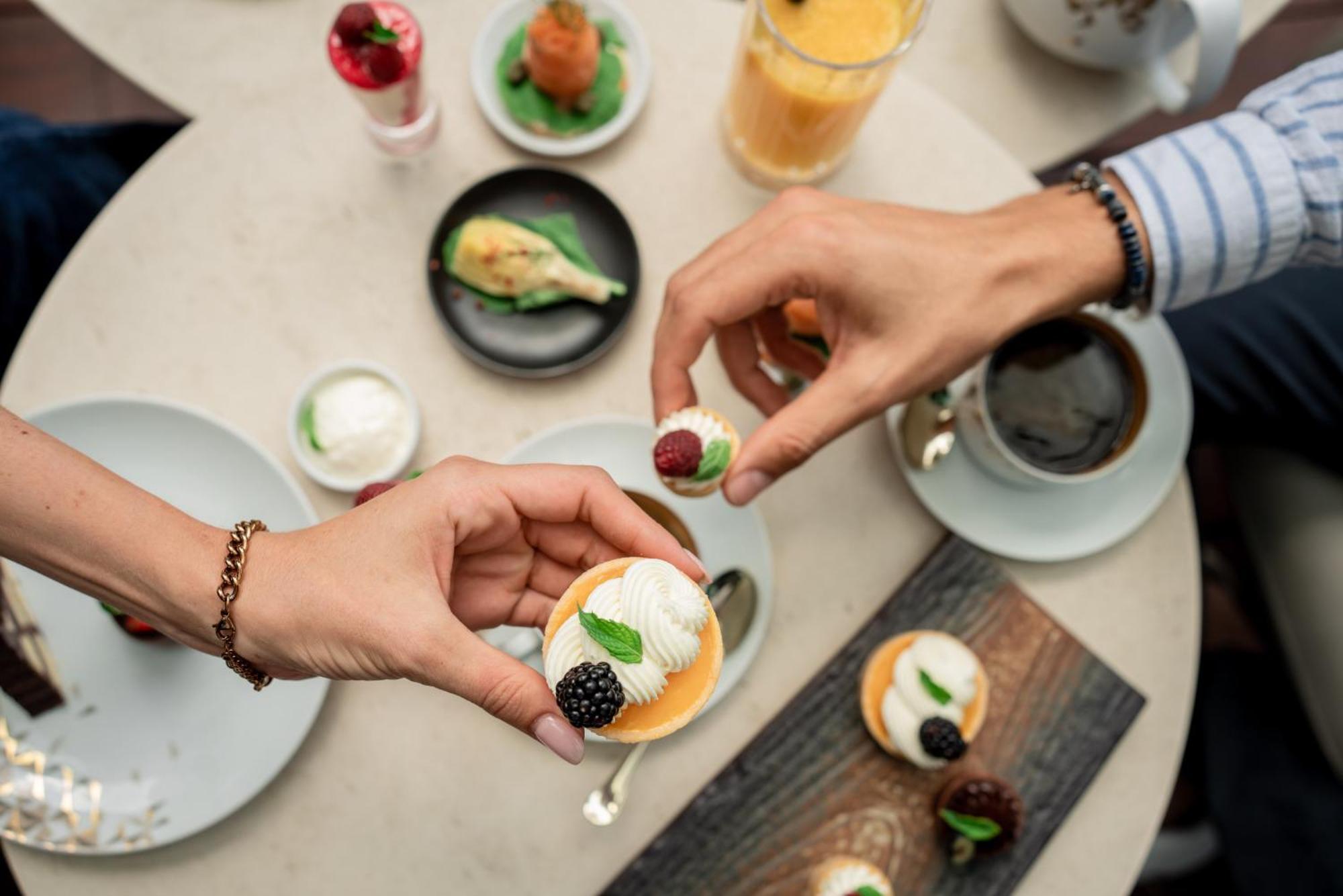 Address Istanbul Hotel Luaran gambar Sharing food