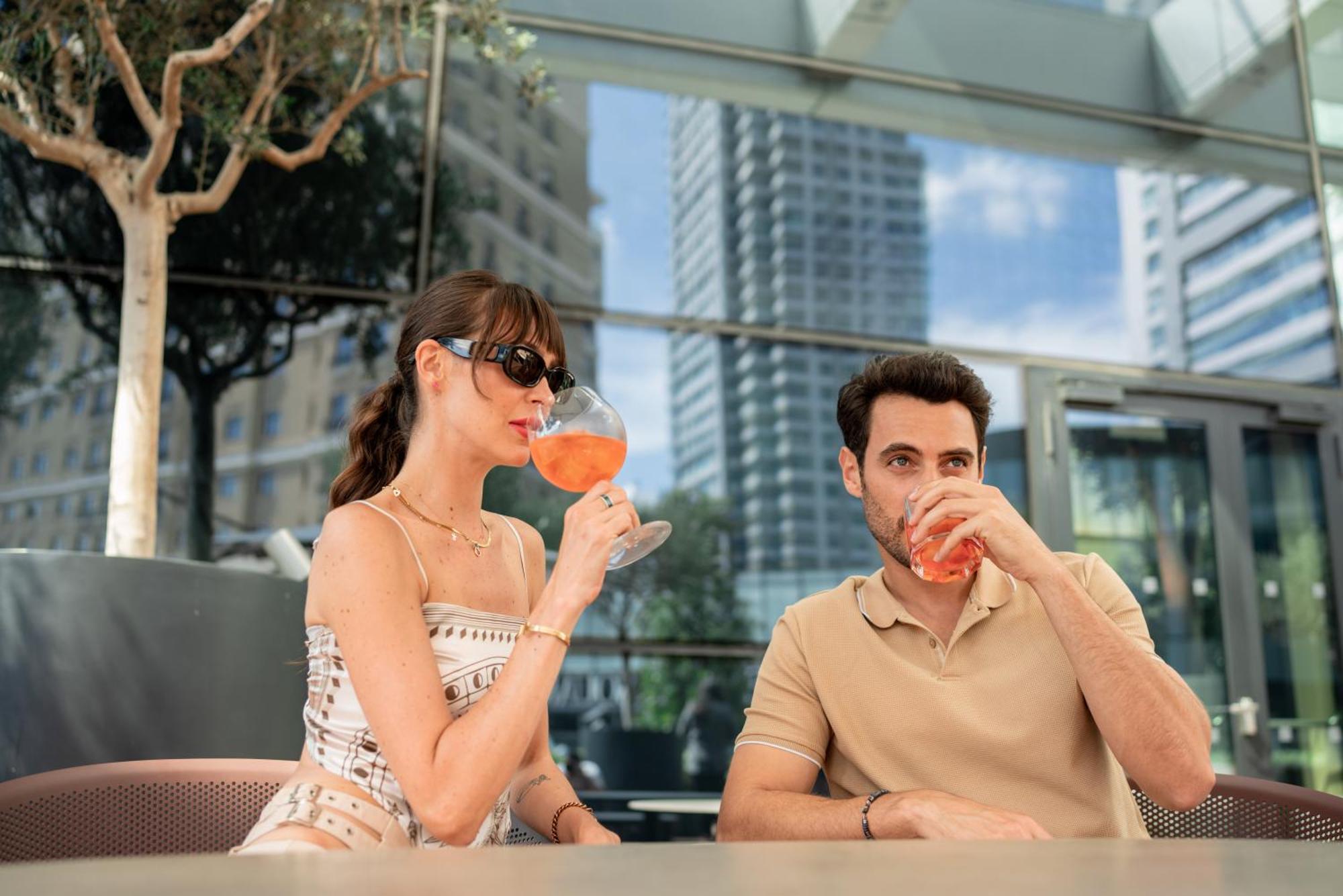 Address Istanbul Hotel Luaran gambar A couple drinking Aperol Spritz
